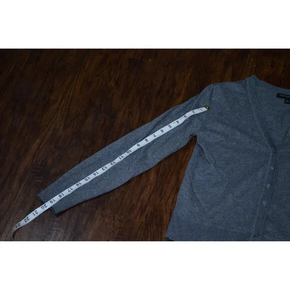 Banana Republic Women’s Size Small Gray Cardigan Sweater Preppy Classic Basic - Picture 3 of 5